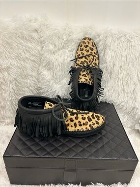 Minnetonka Moccasins Calf Hair & Leather Fringe Leopard Booties women’s size 7.5